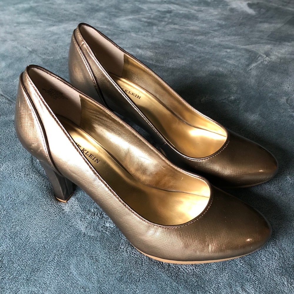 Gold pumps
